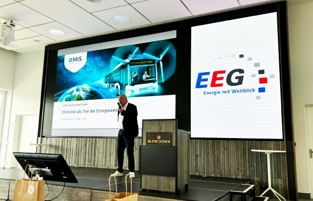 Ulrich Lewandowski präsentiert das Mietmodell der eMIS bei der EEG